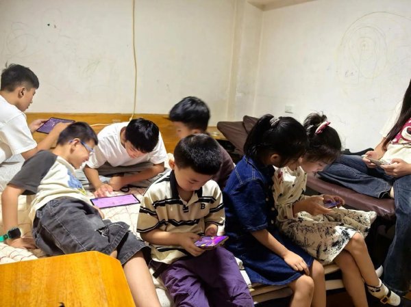 易速宝 堵不如疏，杜绝孩子玩手机的唯一途径，给他买一台游戏机